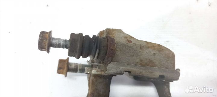 Скоба переднего суппорта Mitsubishi Pajero Sport2