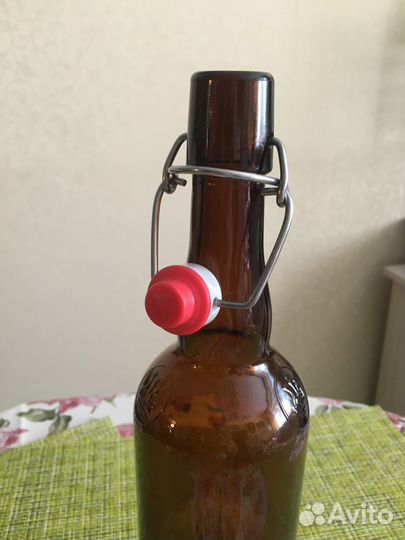 Коричневые бутылки с пробкой