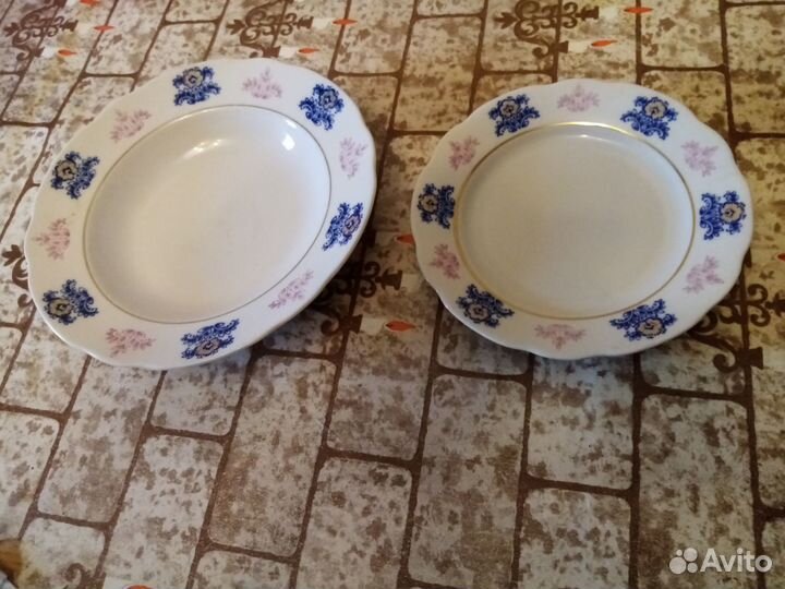 Столовый набор тарелок