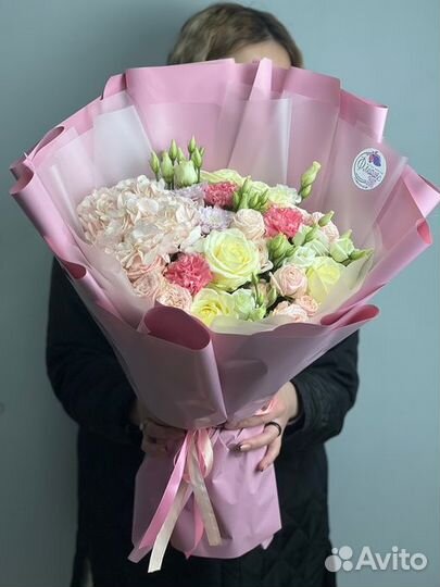 Букет с гортензией и кустовой розой