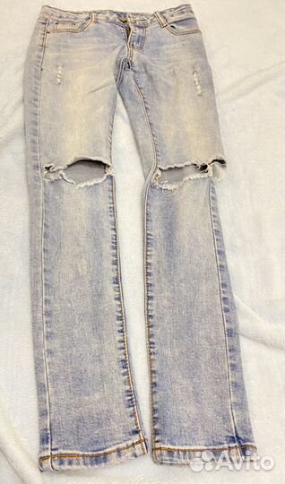 Рааные джинсы