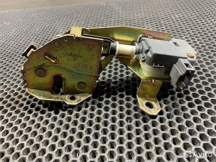 Замок стекла багажника Каен 955-957 Cayenne Touare