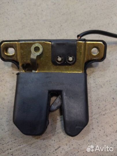 Замок крышки багажника Audi 100 AAR 1994