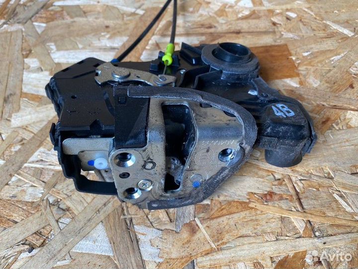 Замок двери передней правой Toyota Avensis