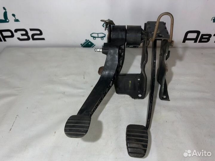Педаль сцепления Renault Duster K4MA690 2013