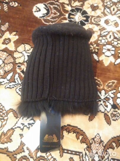 Вязаная шапка с песцом