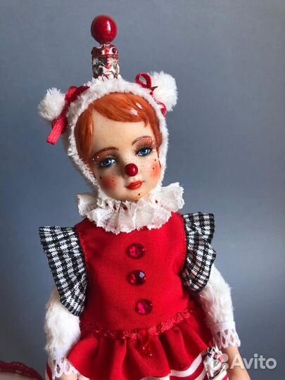 Восхитительный клоун на подставке с каруселью