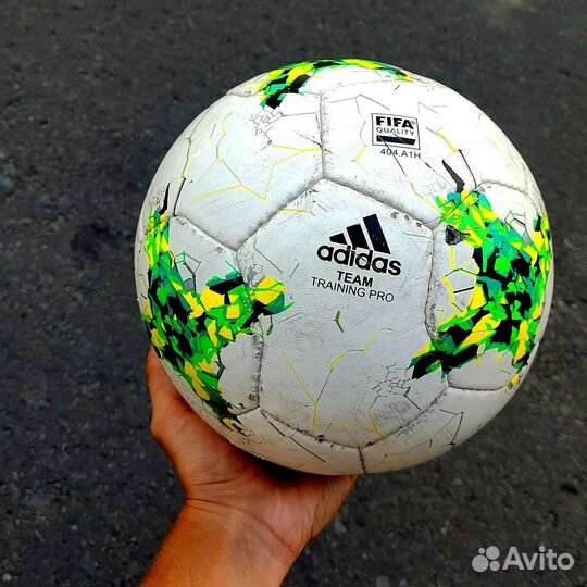 Футбольный мяч adidas