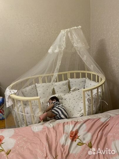 Детская кроватка с маятником круглая
