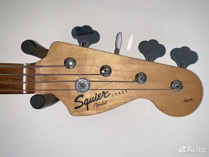 Squier by Fender Jazz Bass бас гитара 4 струны
