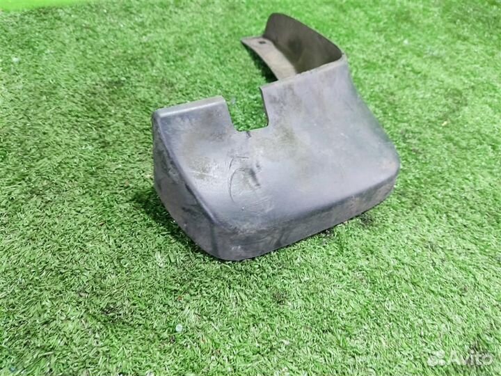 Брызговик передний правый Daihatsu Terios 2009