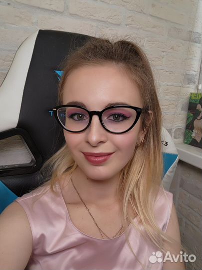 Модель на макияж и локоны