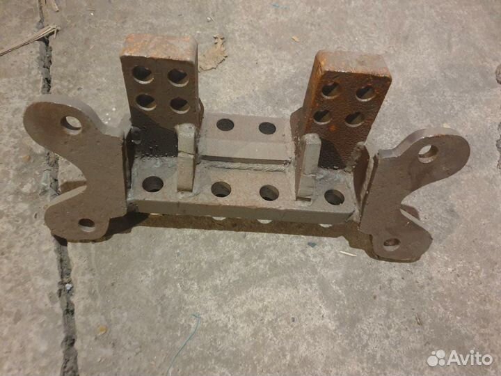 Кронштейн V образной штанги средний мост 2919210