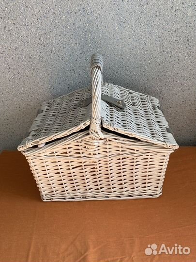 Плетёная белая корзина набор для пикника с посудой