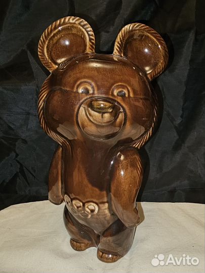 Фарфоровая статуэтка олимпийский мишка