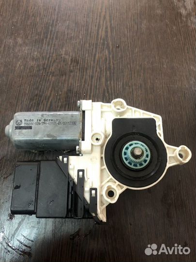 Мотор стеклоподъемника передний VAG