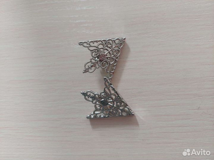 Украшение на воротник рубашки