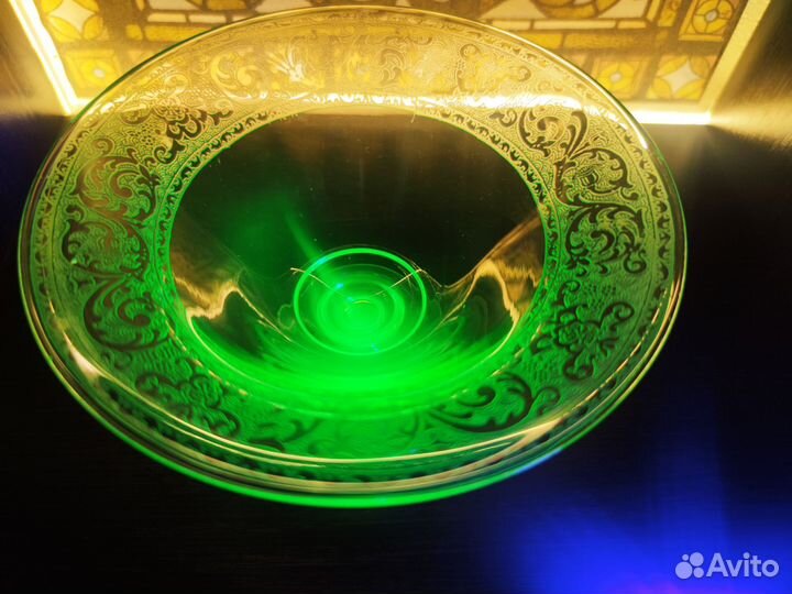 Ваза урановое стекло редкий орнамент
