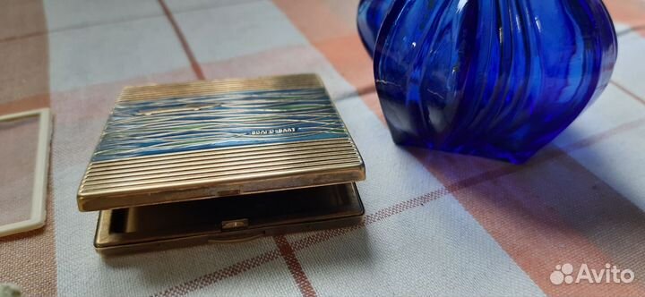 Флакон с пульверизатором и пудренница ленэмальер