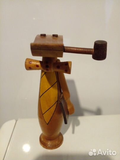 Поделка из дерева гена крокодил