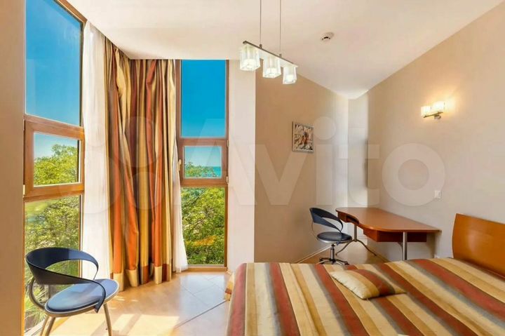 Дом 700 м² на участке 12 сот.