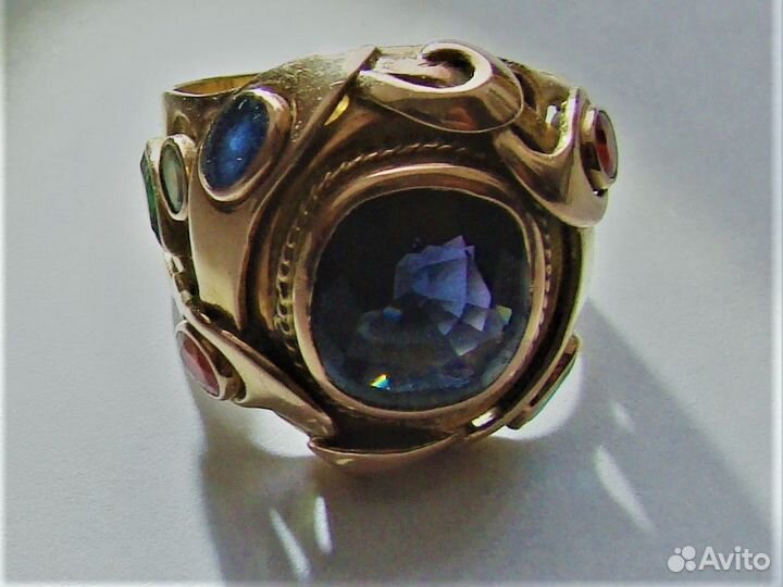 Мужской золотой персте 750 с тёмно синей шпинелью