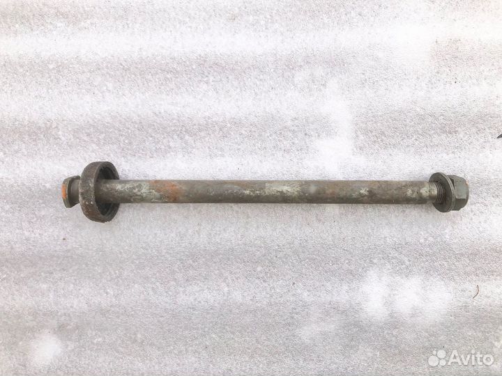 Yamaha YZF-R6 02 ось маятника