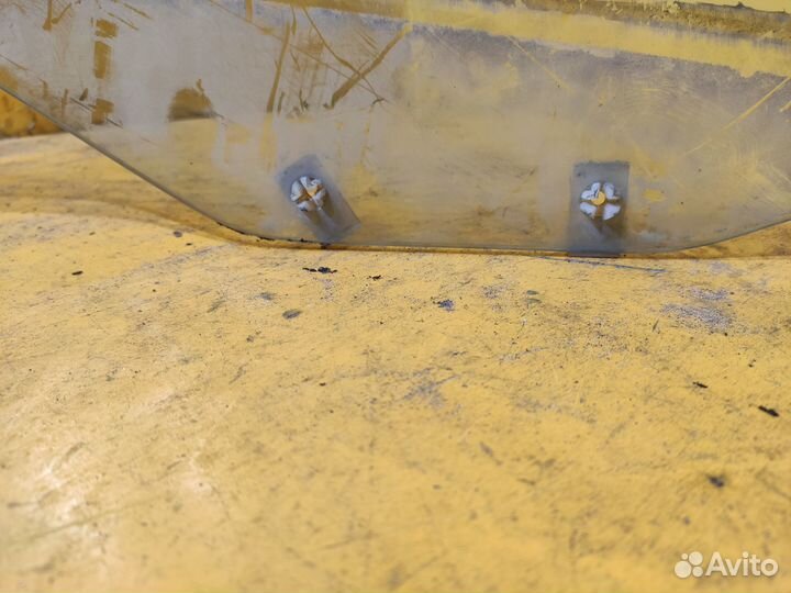 Стекло переднее правое на Mitsubishi Galant 8