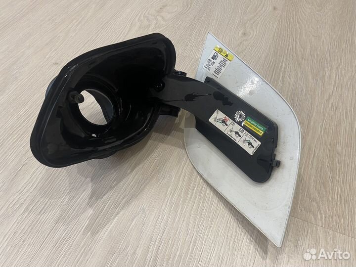 Лючок бензобака ford focus 3 вместе с кожухом