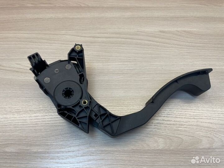 Педаль газа Renault Logan