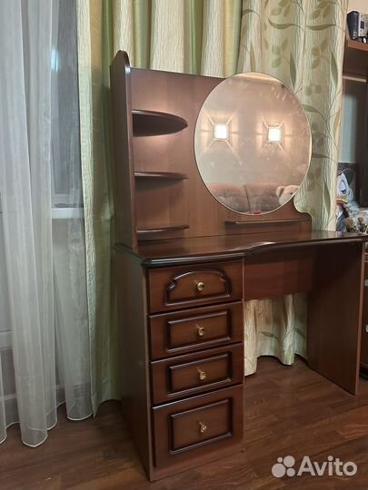 Туалетный столик с зеркалом