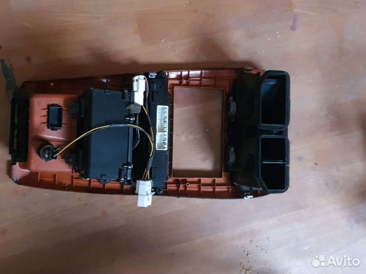 Консоль центральная Kia Magentis рест. 2004