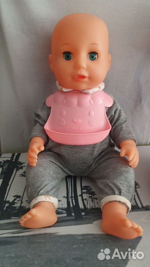 Пупс в одежде с нагрудником