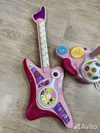Детская гитара и микрофон