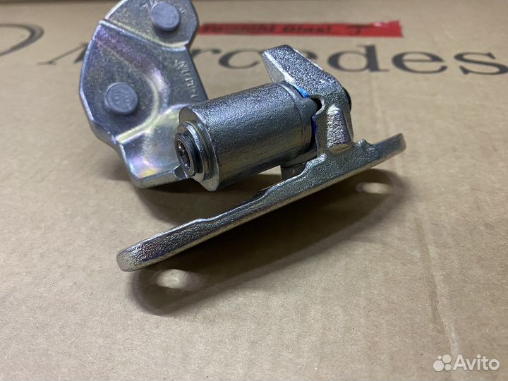 Петля двери нижняя Mercedes W167