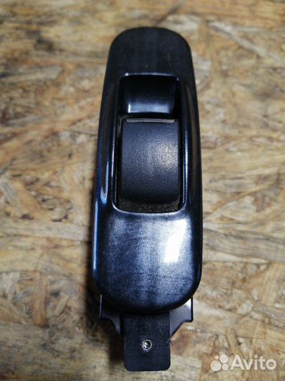 Кнопка стеклоподъемника задняя правая Mitsubishi