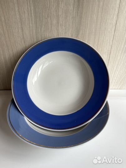 Тарелки много разные