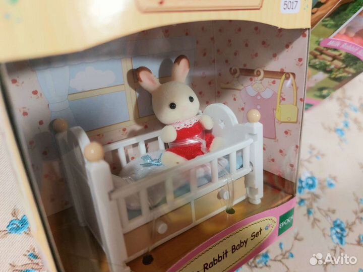 Малыш с кроваткой новый Sylvanian Families