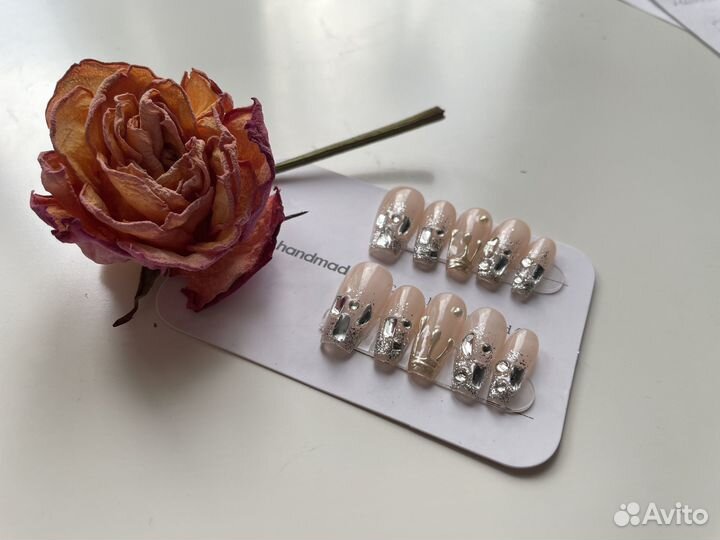 Накладные ногти с клеем