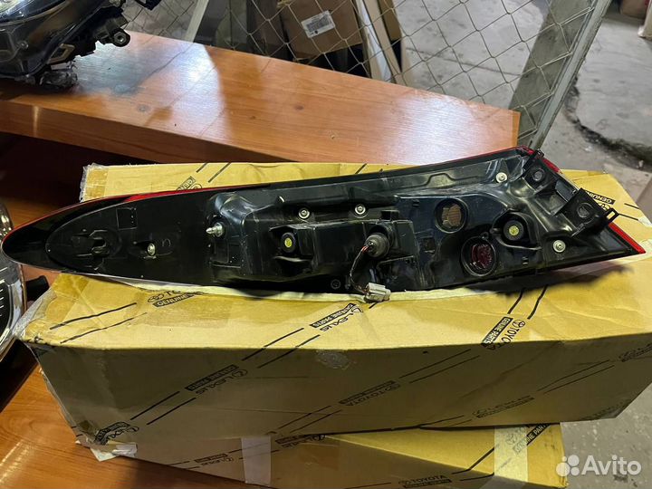 Фонарь задний правый Toyota Camry 8155133660