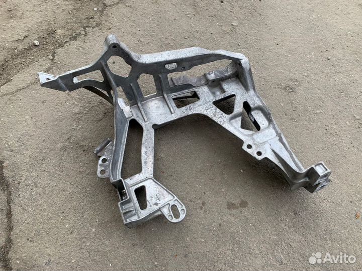 Кронштейн передней панели правый W205