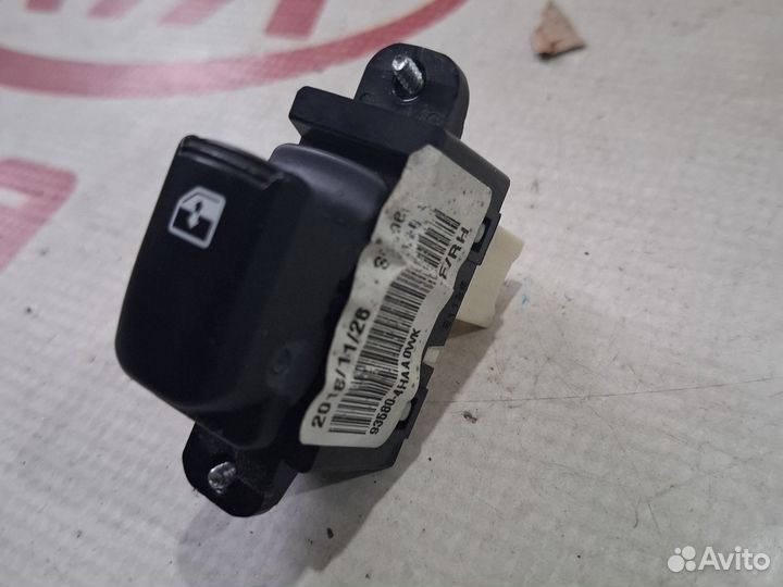 Кнопка стеклоподъемника передняя правая Hyundai h1