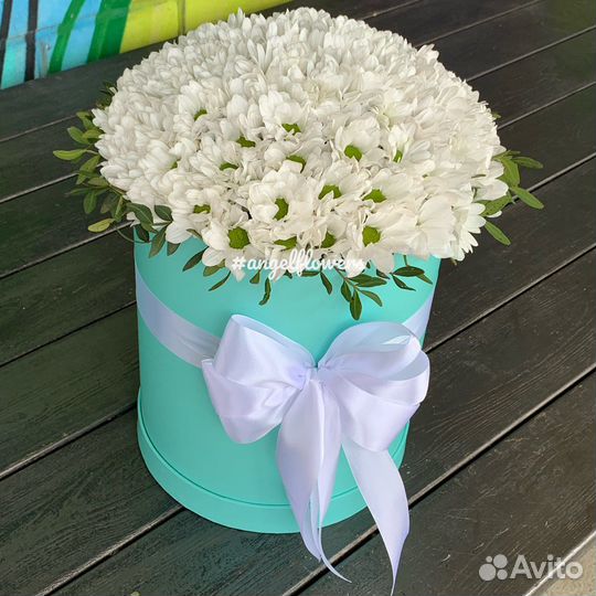 25 белых хризантем в коробке