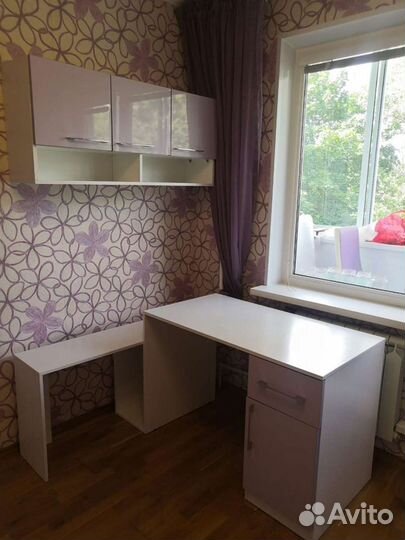 Письменный стол, навесные полки и распашной шкаф