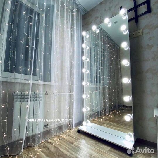 Гримерное зеркало с лампочками