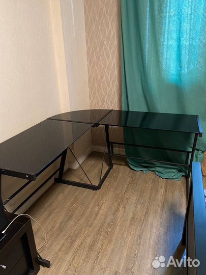 Письменный стеклянный стол