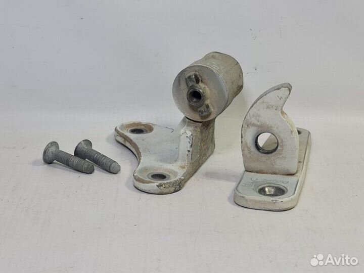 Петля двери передняя левая Mercedes-Benz E-Class