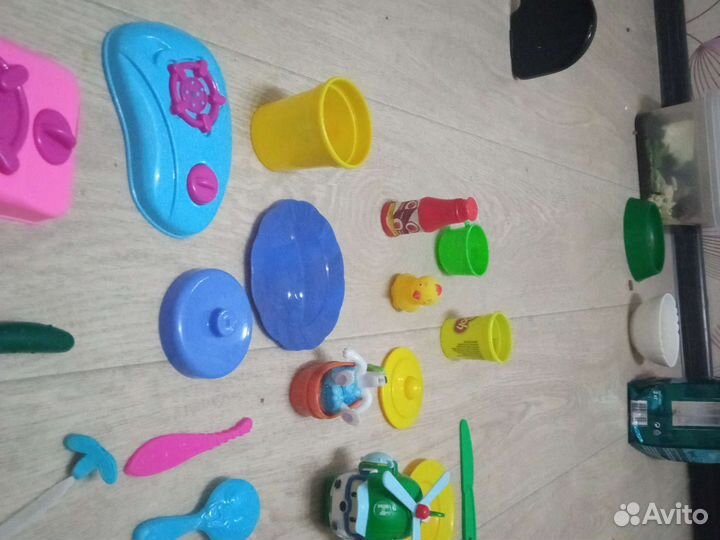 Много игрушек : песочные,для водных процедур,кухня