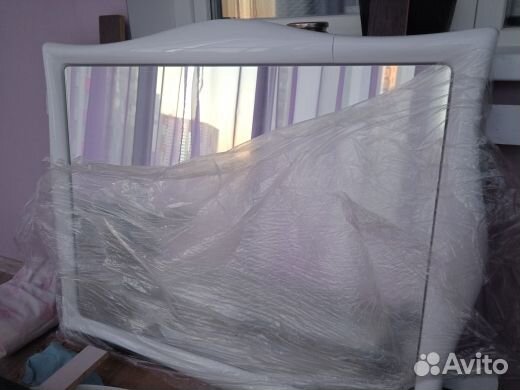 Зеркало в раме из литьевого акрила