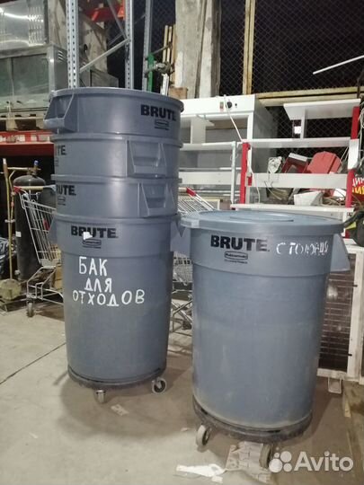 Бак brute для мусора на колесах с крышкой
